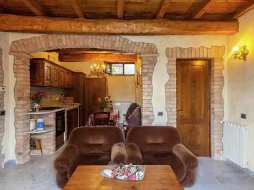 Lovely Farmhouse in Aulla with Swimming Pool