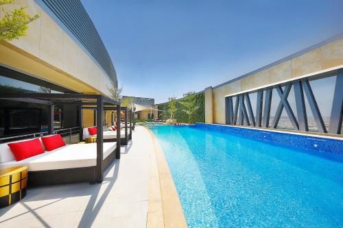 AlRayyan Hotel Doha, Curio Collection by Hilton