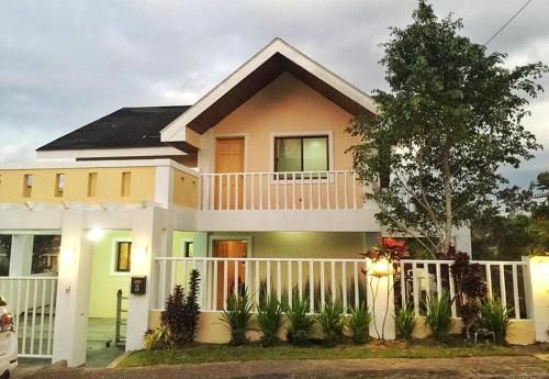 TAGAYTAY 2 br staycation w/ 1 king, 2 queen & 50" HDtv