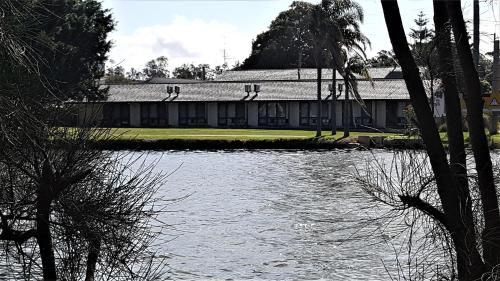 Hibiscus Lakeside Motel