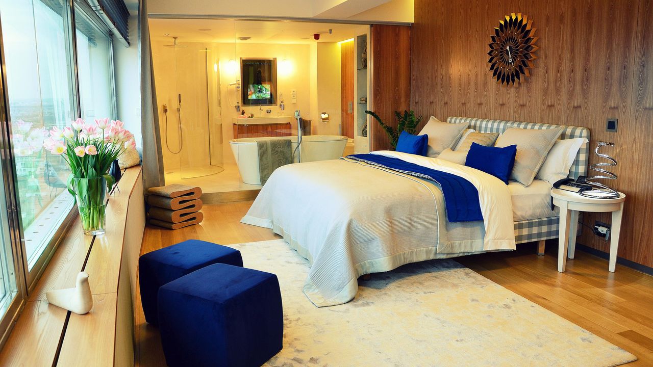 One Room Hotel