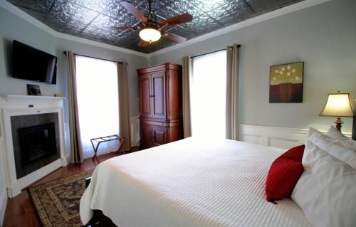 The Dahlonega Square Hotel & Villas
