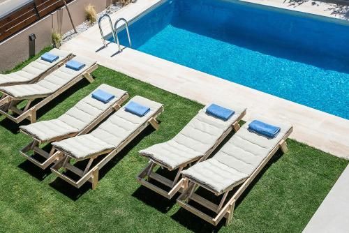 Fos Villa, a Luxe House with Private Heated Pool