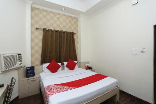 OYO 15248 Hotel Shreemaa