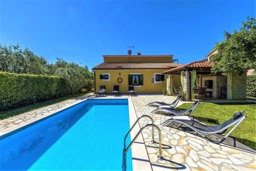 Spacious Three-Bedroom Villa Balun with Pool