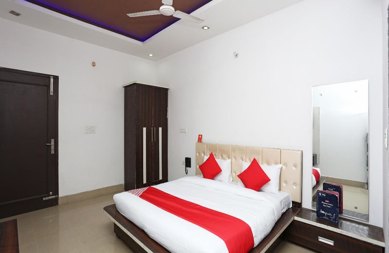 OYO 28227 Hotel Abhinandan
