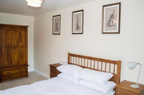 Bright 2 Bedroom Flat With Patio