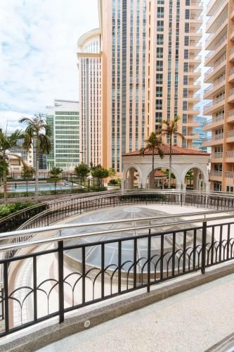 RedDoorz Premium @ Venice Luxury BGC 2