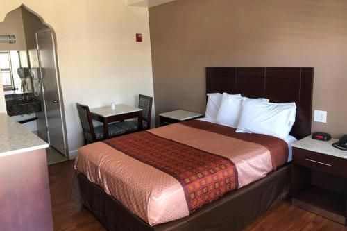 Travelodge by Wyndham Harbor City