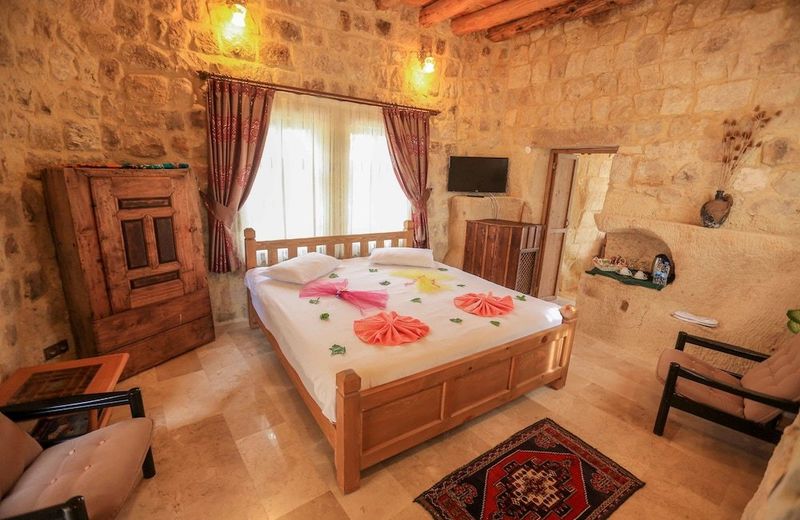 Abu Hayat Cave Suites