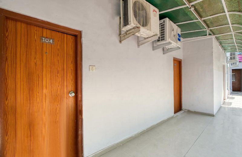 OYO 41073 Hotel Aavkar