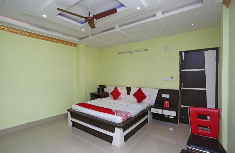 OYO 27903 Hotel Blue Moon