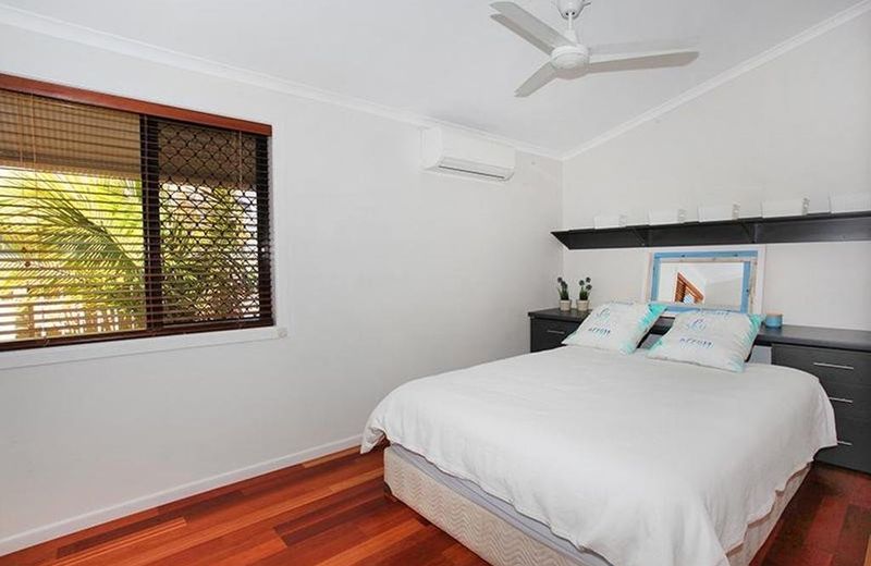 Coorumbong 16 - Five Bedroom Canal Home with Pool