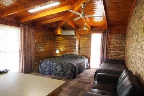 Lightning Ridge Outback Resort & Caravan Park