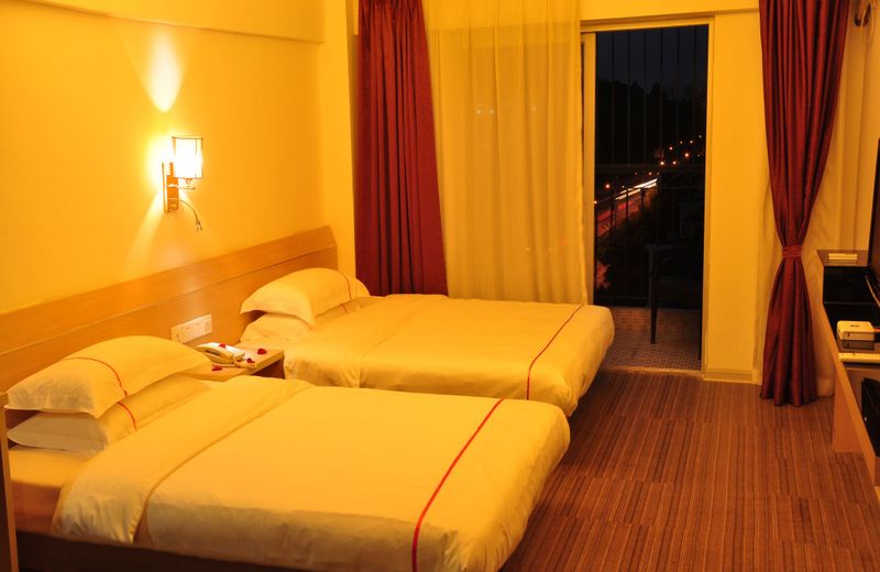 8090 City Hotel