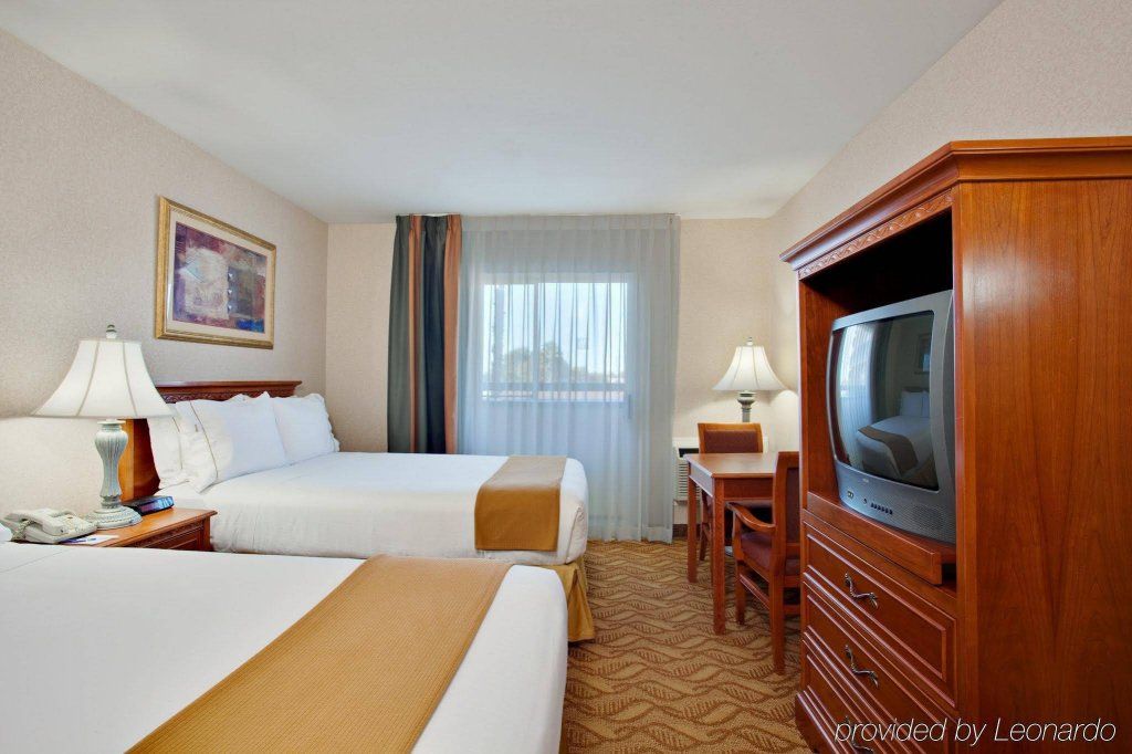 Holiday Inn Express Hotel & Suites Pasadena-Colorado Boulevard, an IHG Hotel