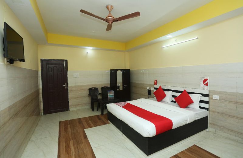 OYO 18817 Hotel Skyzone Madhuvan