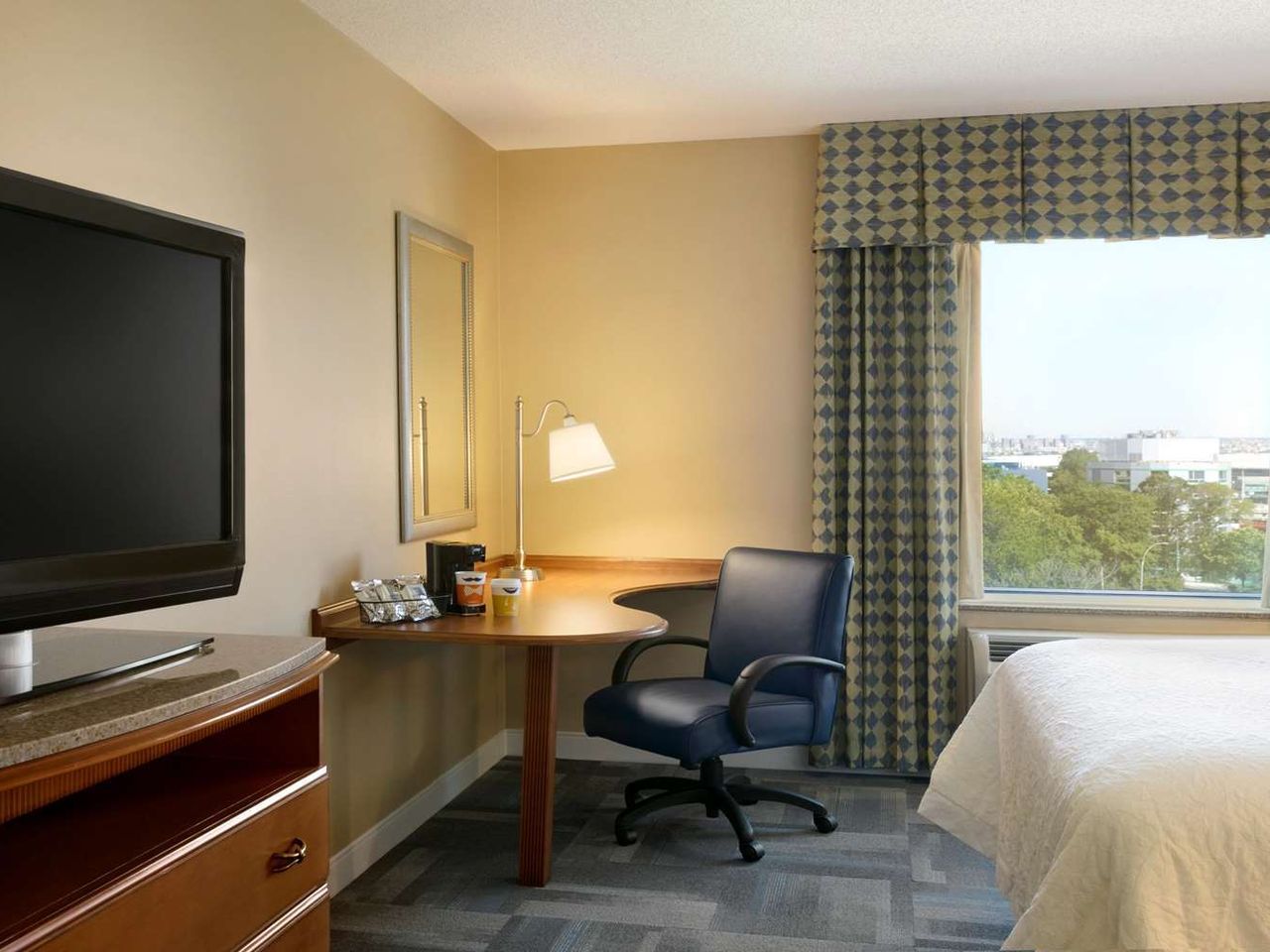 Hampton Inn New York - LaGuardia Airport