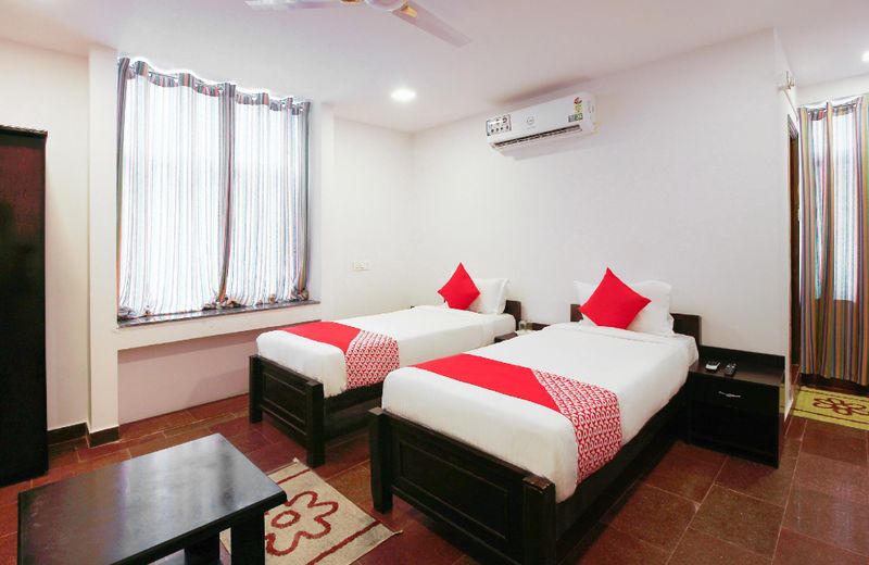 OYO Flagship 19873 LG Comfort Inn