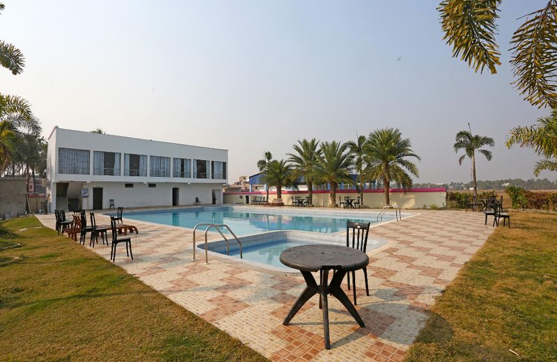 OYO 28336 Hotel Girish