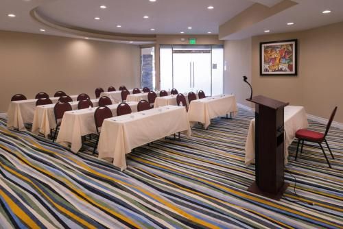 Holiday Inn Express Hotel & Suites Pasadena-Colorado Boulevard, an IHG Hotel