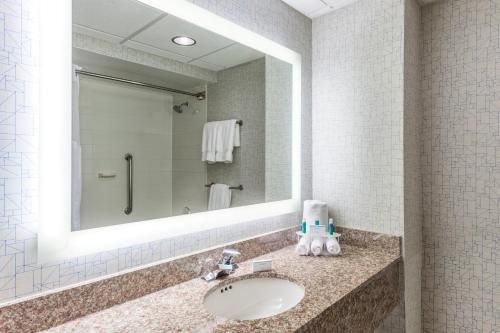 Holiday Inn Express Hauppauge-Long Island, an IHG Hotel