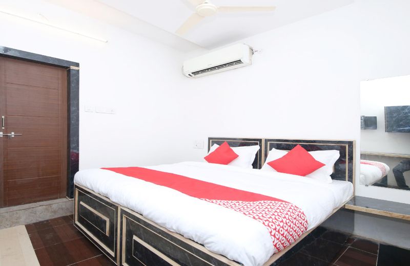 OYO 26738 Hotel Supreet