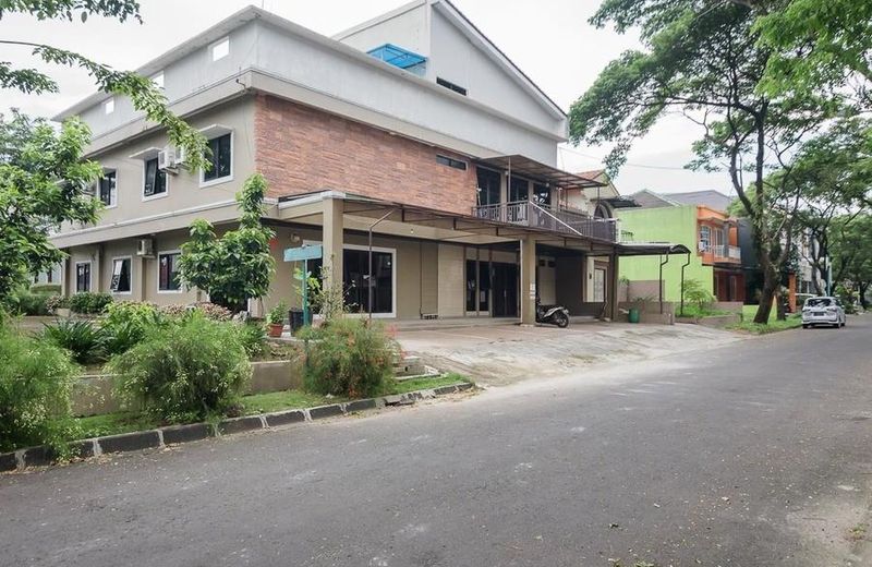 RedDoorz Plus near Lippo Cikarang Mall 2