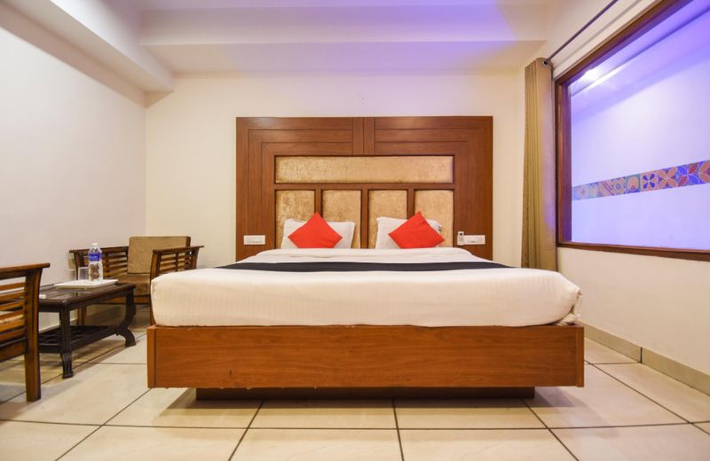 Capital O 69427 Hotel Golden Palm