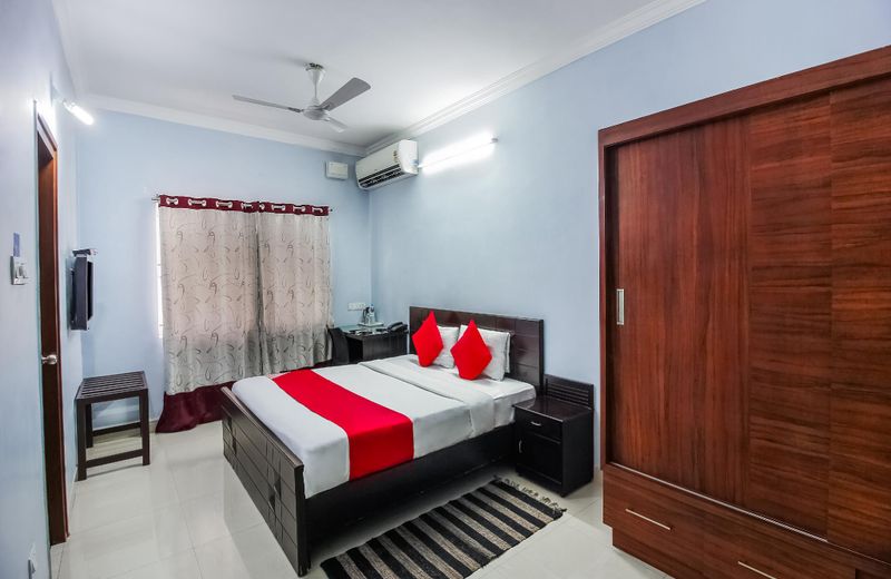 OYO 14500 Hotel Yesmark Gachibowli