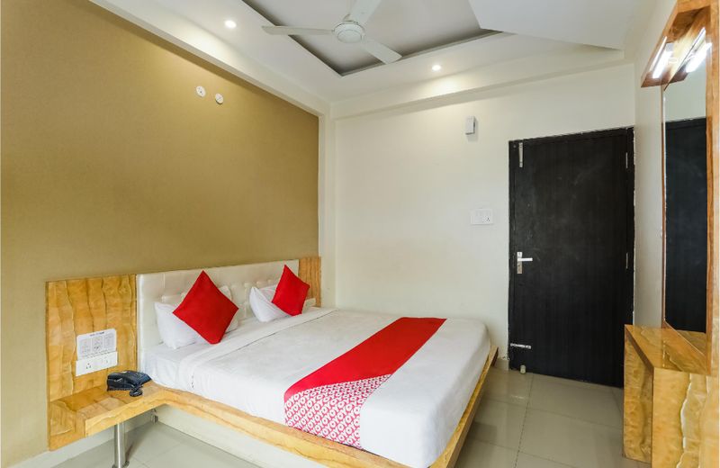 OYO 64605 Hotel Salori Inn