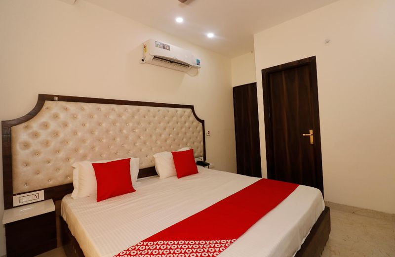 OYO 44021 Hotel Aura