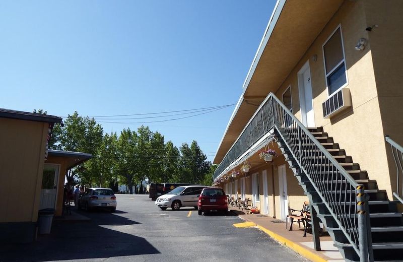 Lakeside Villa Inn and Suites