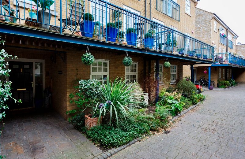 Veeve  2 Bed Mews House Chadwick Mews Chiswick
