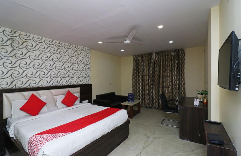 OYO 23595 Hotel Tajway Inn