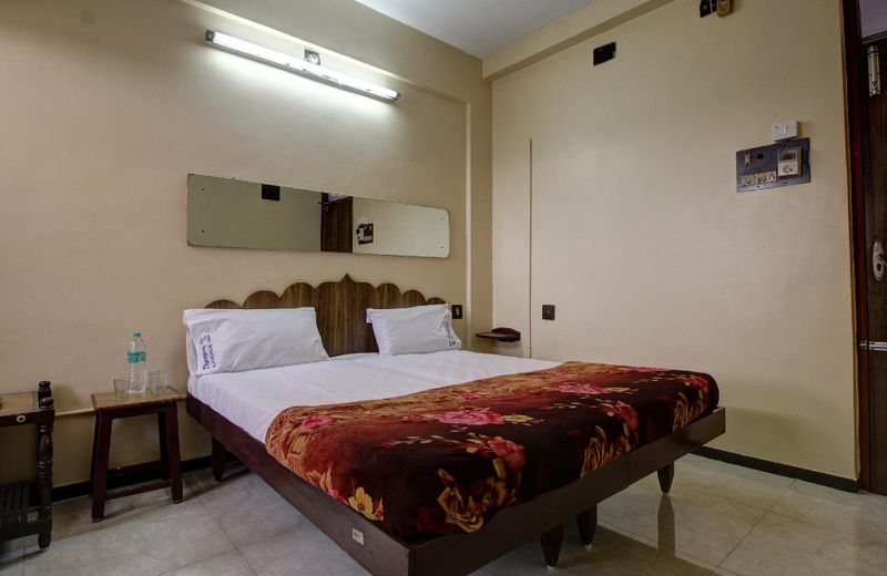 SPOT ON 45084 Hotel Navaratna Deluxe