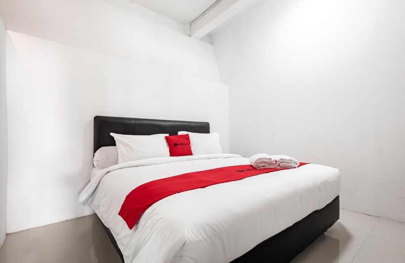 RedDoorz @ Mega Indah Villa Estate G16