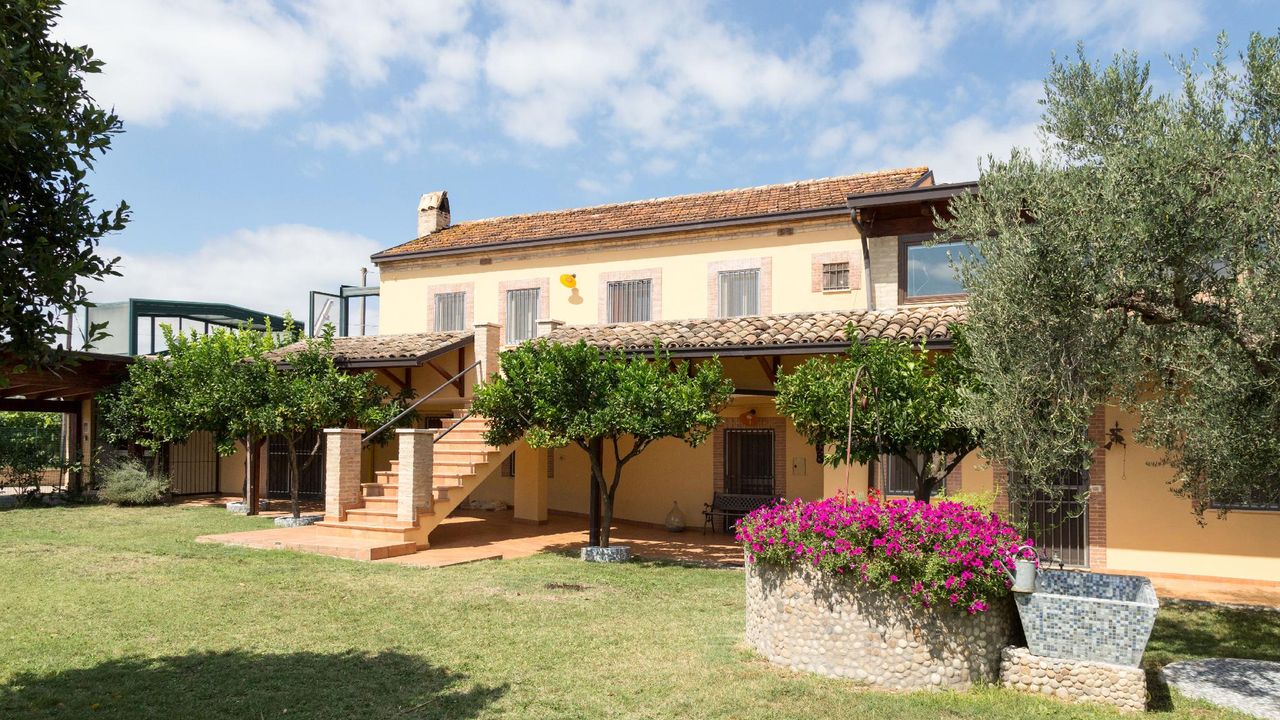 Villa avec 7 chambre(s) de 200 m² et 4 salle(s) de bains privée(s) à Rocca San Giovanni
