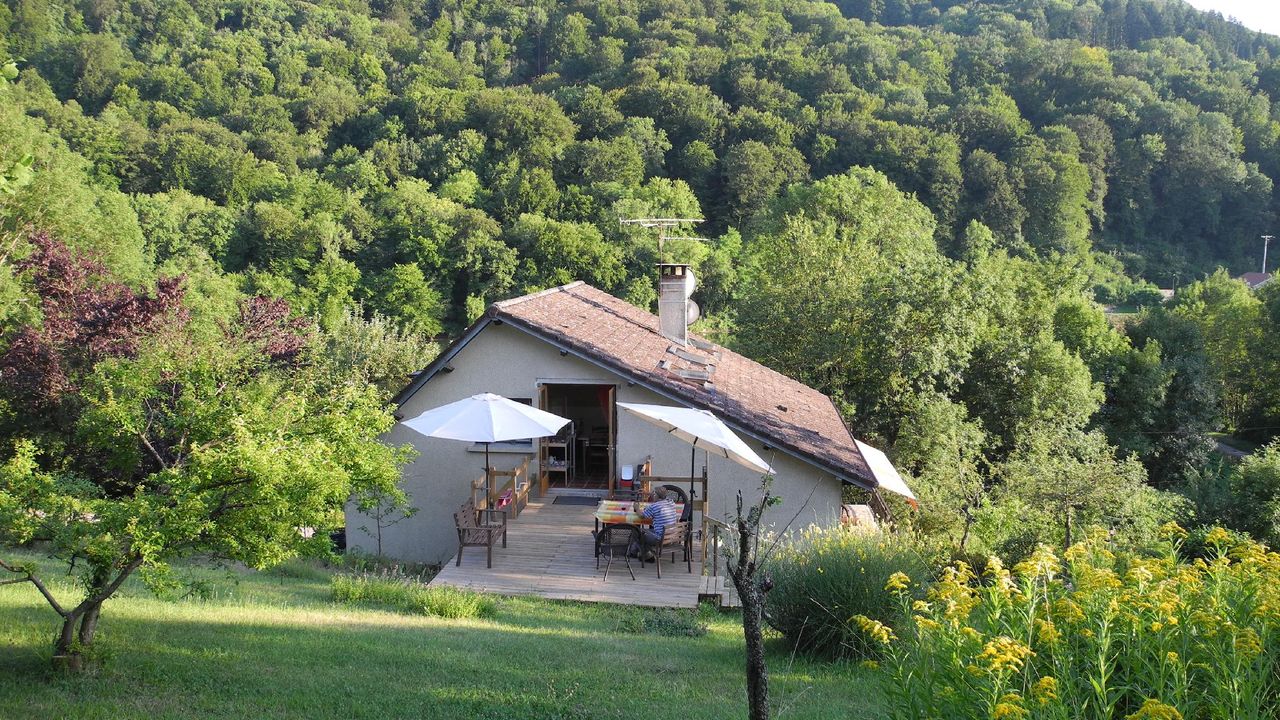 Holidayhouse on river and cyclepath