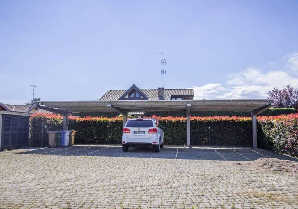 Vila de 470 m2 com 4 quarto(s) e 5 casa(s) de banho(s), na área Agrate Conturbia