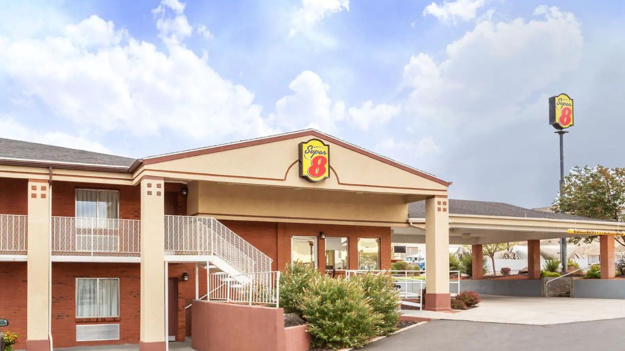 Super 8 by Wyndham Salina/Scenic Hills Area