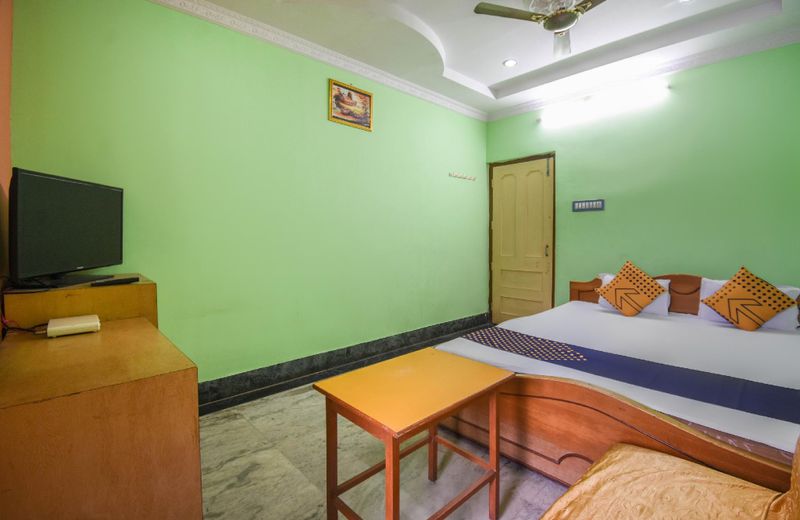 SPOT ON 64296 Hotel Rajamahal