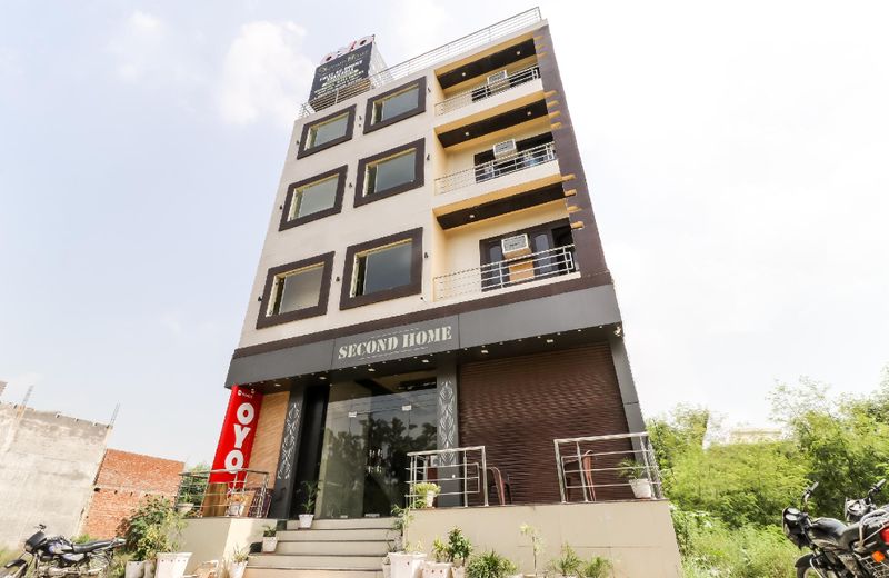 OYO 42126 Hotel Saurav