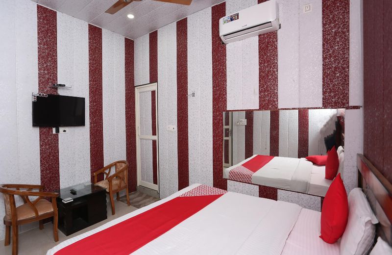 OYO 28442 Hotel Sudhir