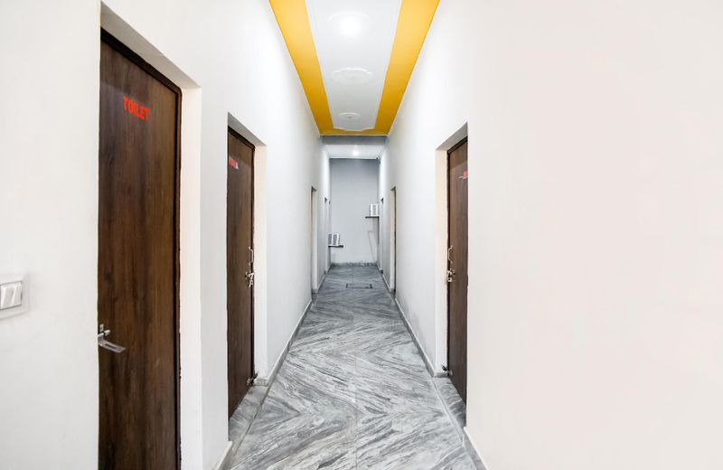 OYO 68371 Hotel Dollar