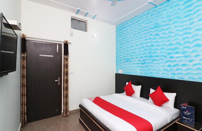 OYO 26920 Dev Hotel