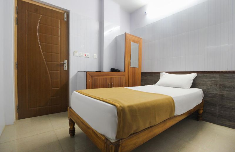 OYO J.k.s. Deluxe Lodge