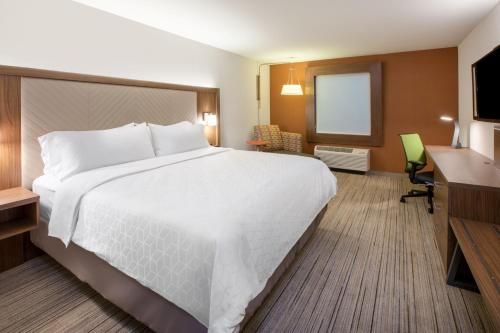 Holiday Inn Express & Suites - Oklahoma City Airport, an IHG Hotel