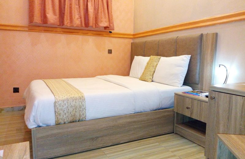 Euro Lounge and Suites