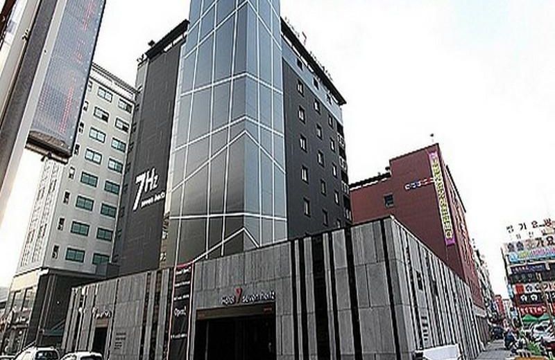 Hotel 7 seven Hertz